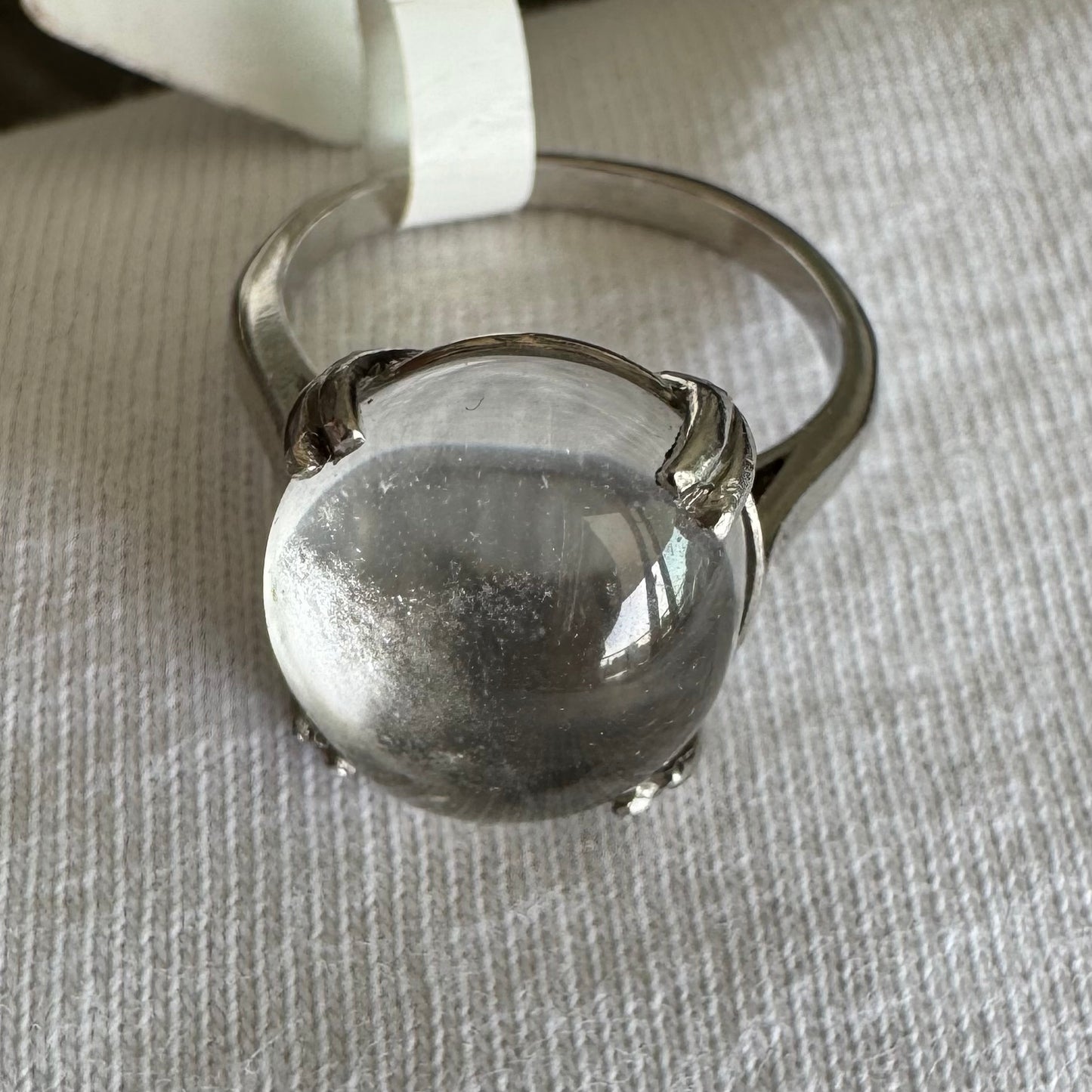 טבעת פלטיניום משובצת אבן קריסטל שקופה בחיתוך קבושון