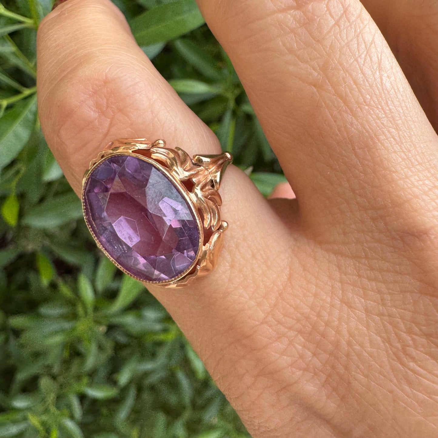 טבעת זהב אדום 14 קראט משובצת אמטיסט בגוון סגול עמוק .