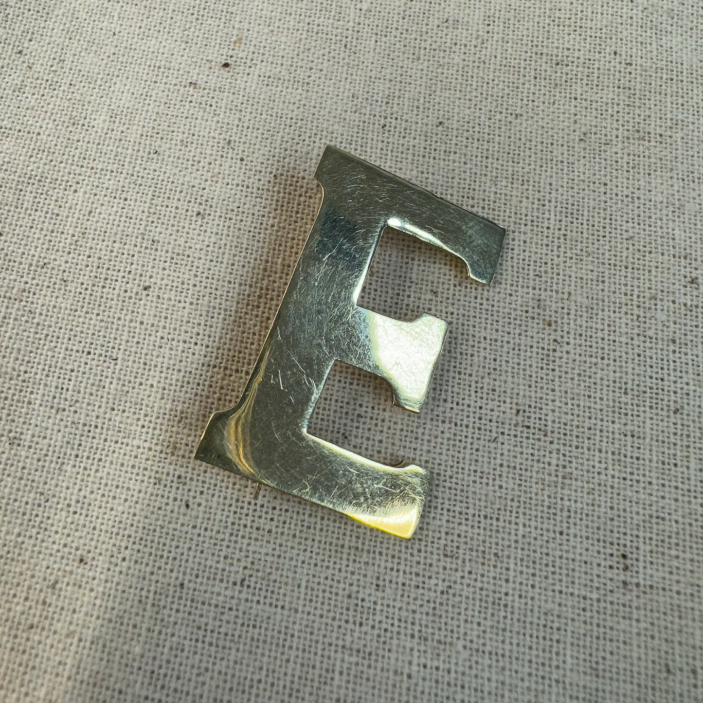 14K gold “E” letter brooch