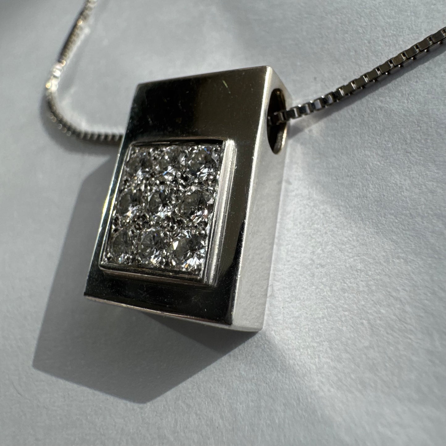 תליון זהב לבן 18 קראט משובץ יהלומים בחיתוך עגול, בשיבוץ צפוף ומדויק היוצר מראה אלגנטי ונקי. 