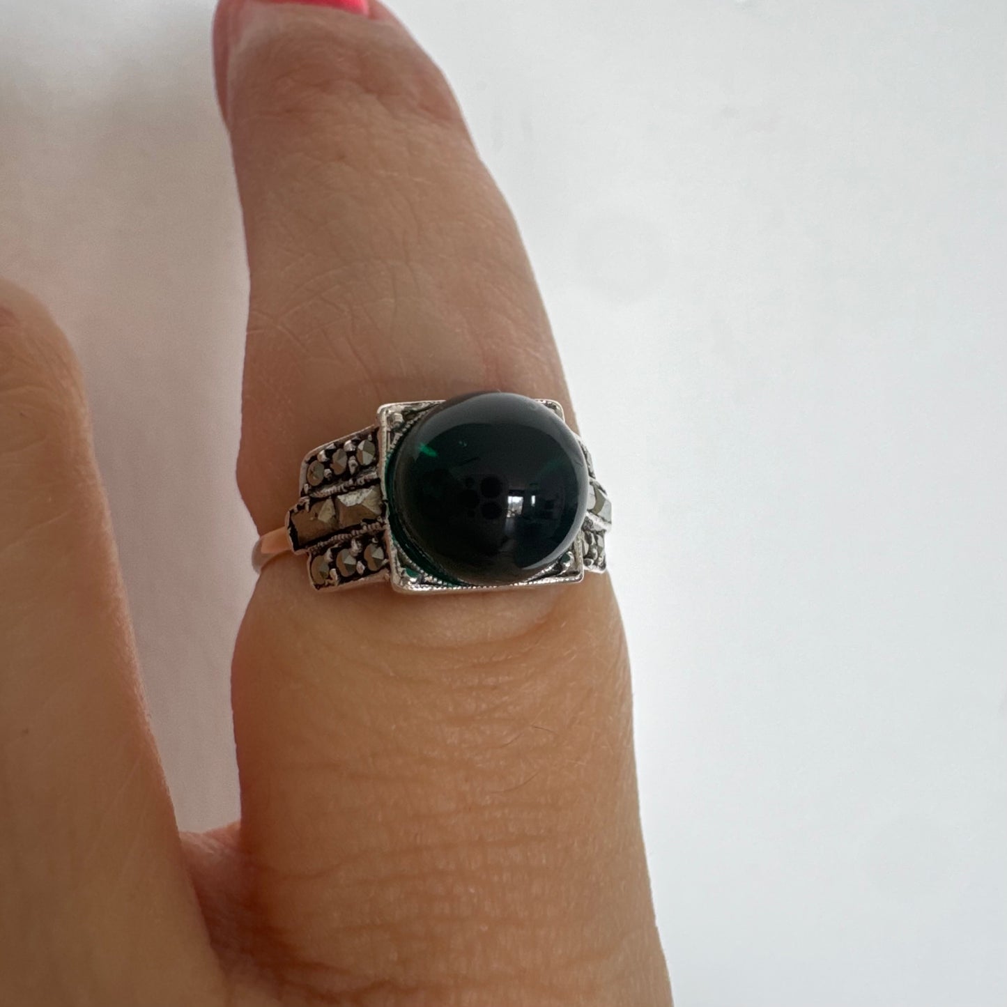 9K gold ring set with a deep green stone