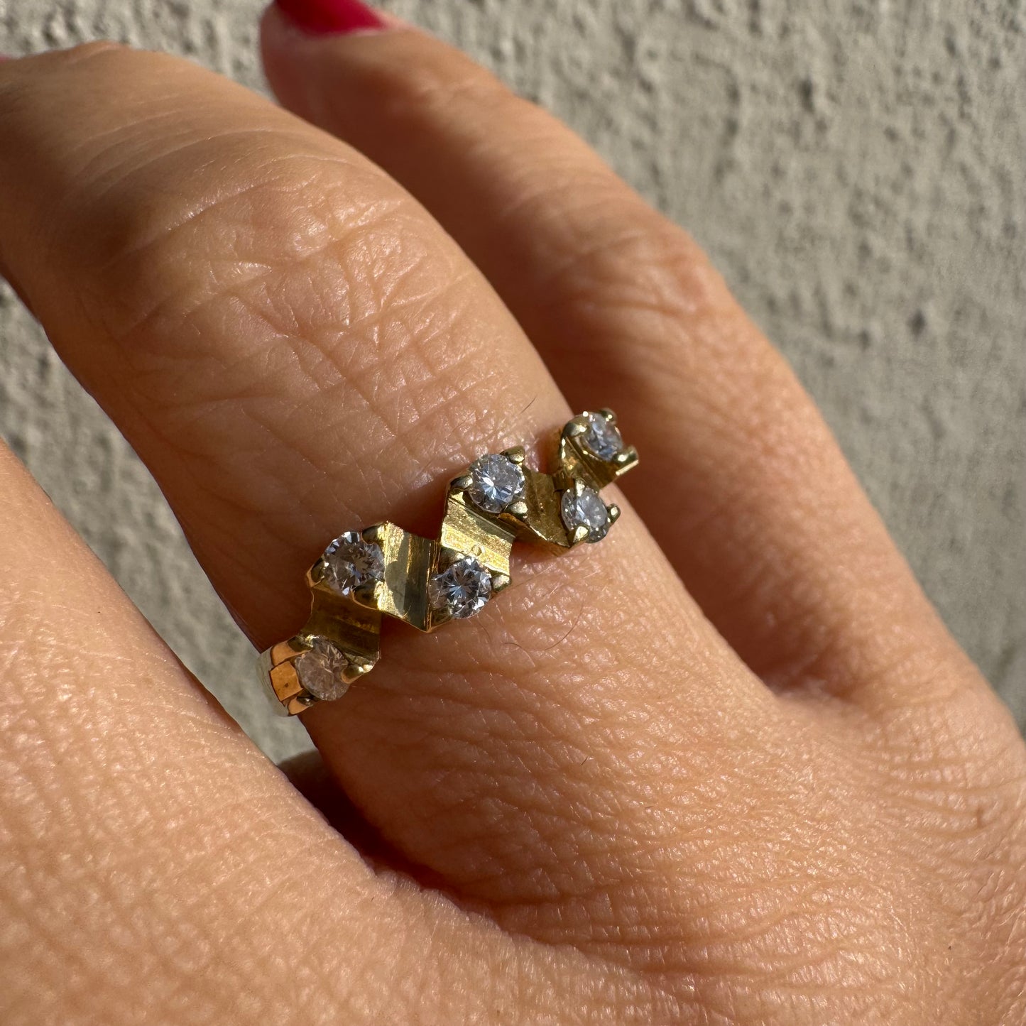 טבעת זהב 14 קראט בעיצוב זיגזג, משובצת יהלומים נוצצים. תכשיט וינטג’ עדין עם טאץ’ גאומטרי ייחודי.