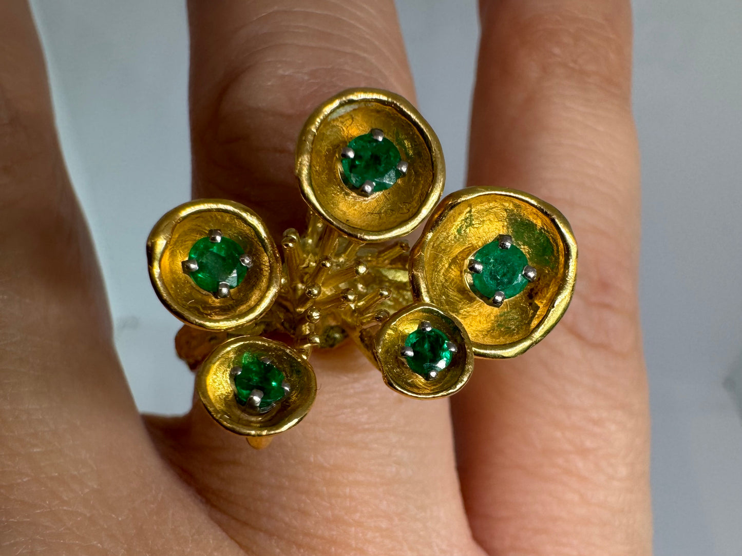 18K gold ring set with Emerald