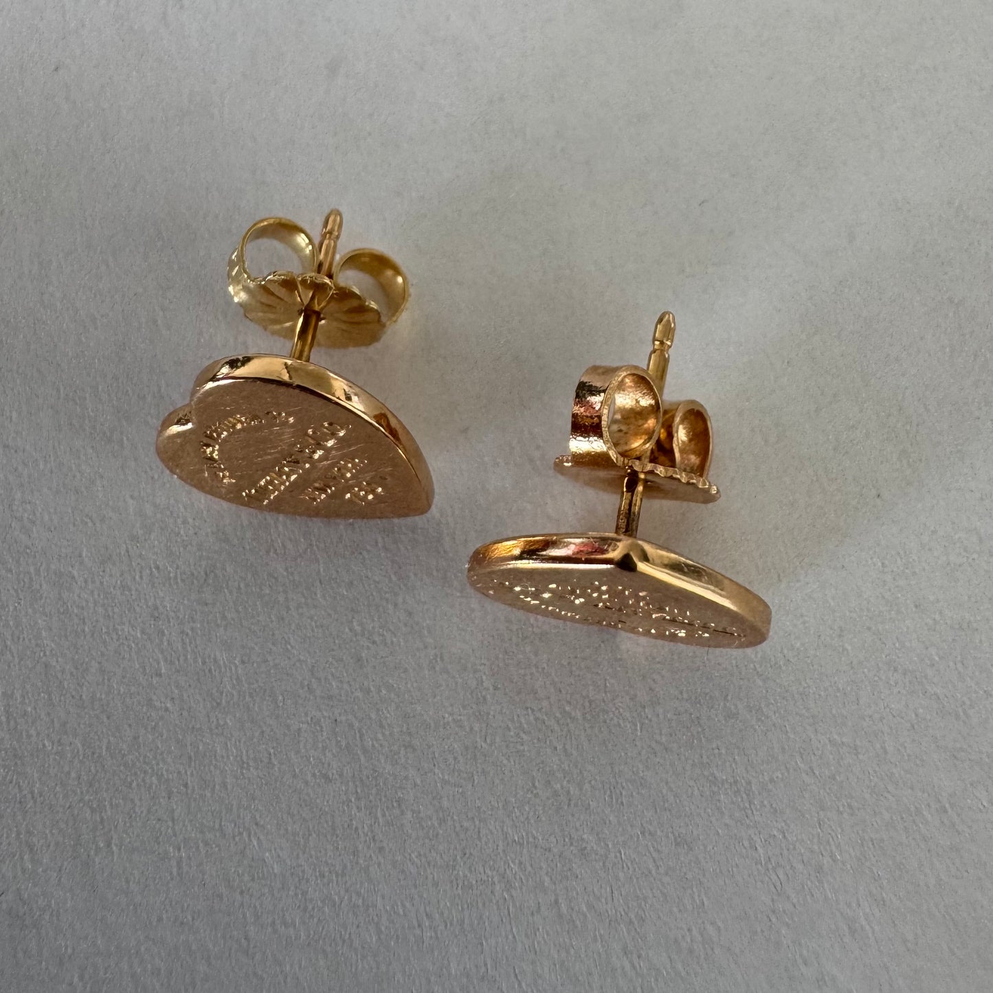 עגילים צמודים של Tiffany &amp; Co. עשויים זהב 18 קראט (750), בעיצוב לב אייקוני עם חריטת “Please Return to Tiffany & Co. New York”. 
