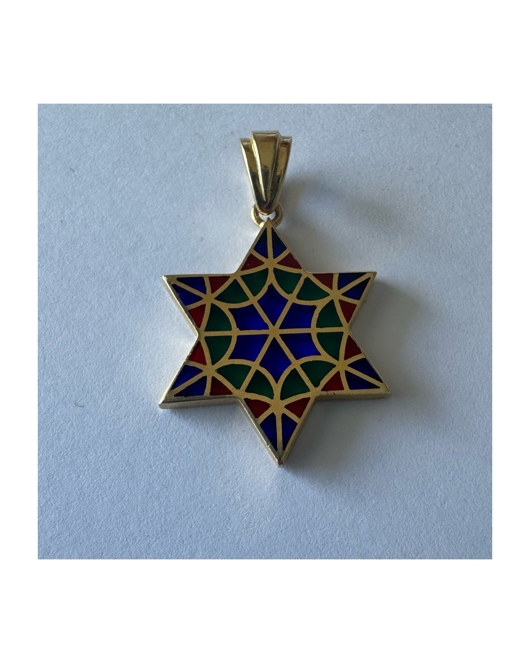 תליון מגן דוד מרהיב מזהב 14 קראט המעוצב בדוגמה גיאומטרית מרשימה בהשראת אמנות פסיפס ויטראז’.