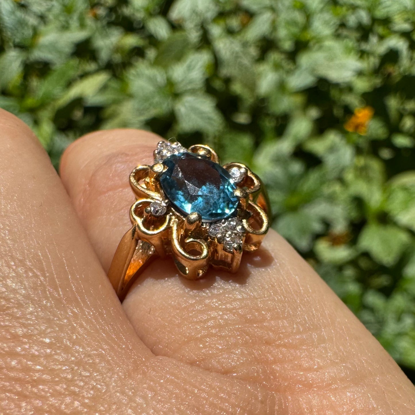 18K gold ring set with Blue Topaz & Diamonds