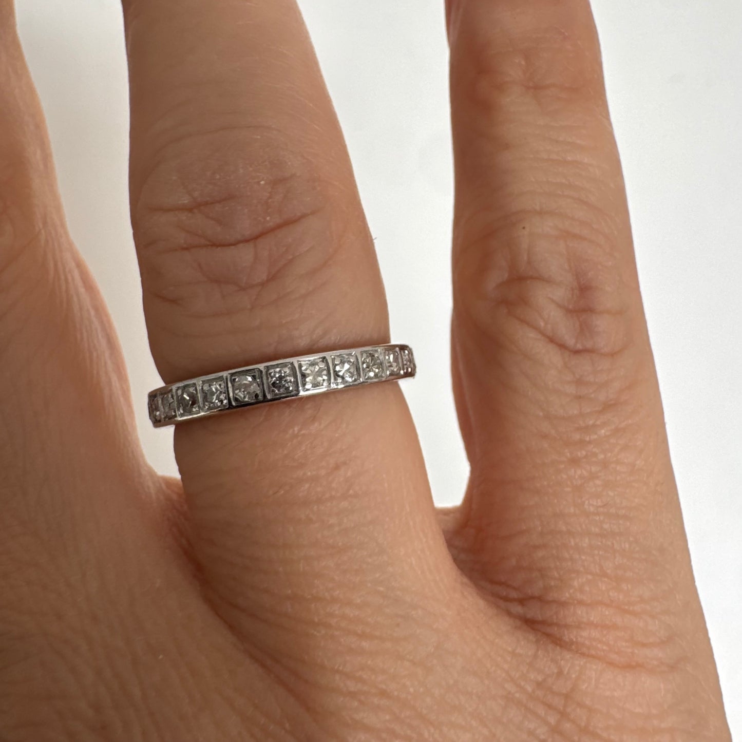 טבעת איטרניטי זהב 14 קראט משובצת שורת יהלומים משובצים זה לצד זה במסגרת מדויקת ונקייה.