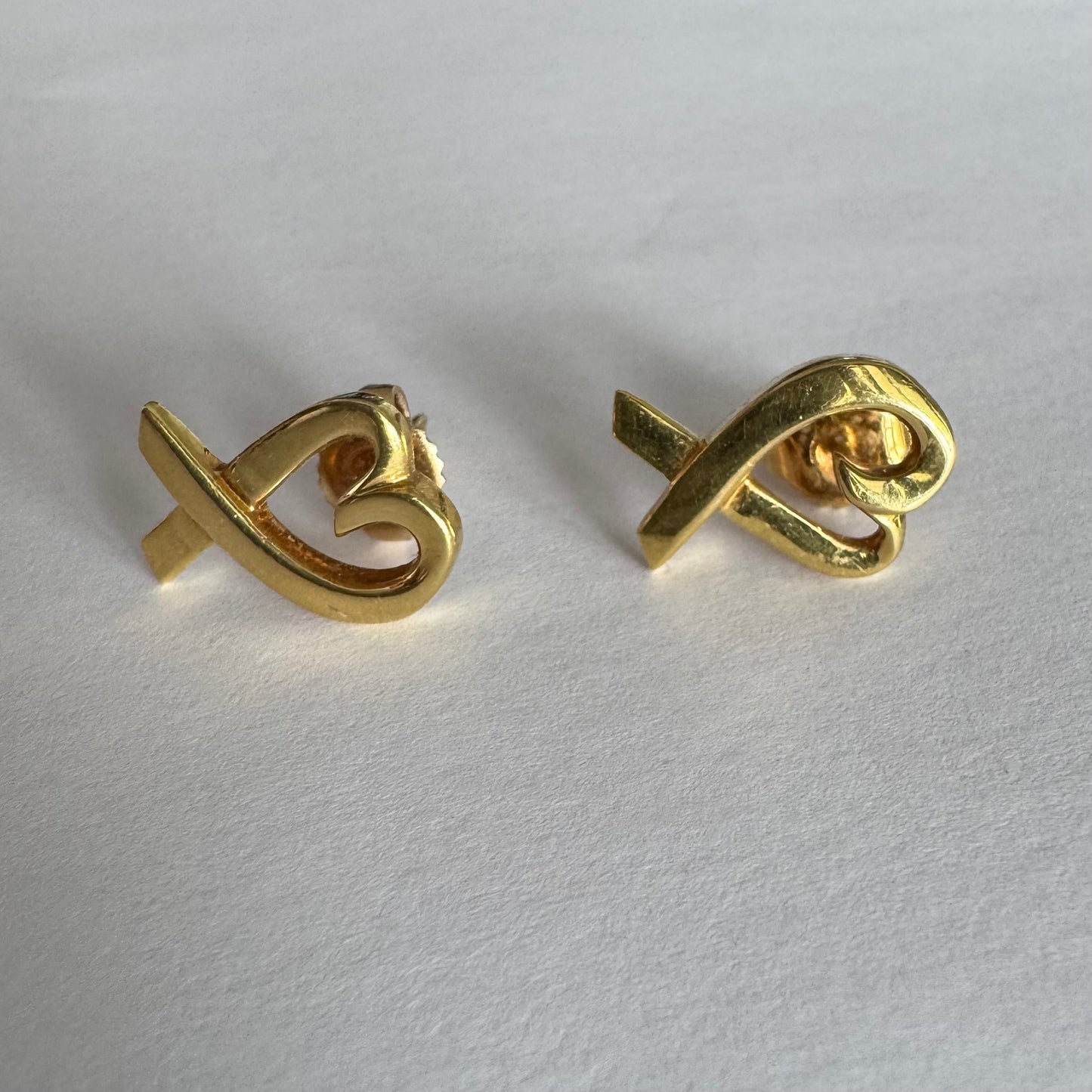 עגילי זהב צהוב 18 קראט, בעיצובה של Paloma Picasso עבור טיפאני אנד קו.