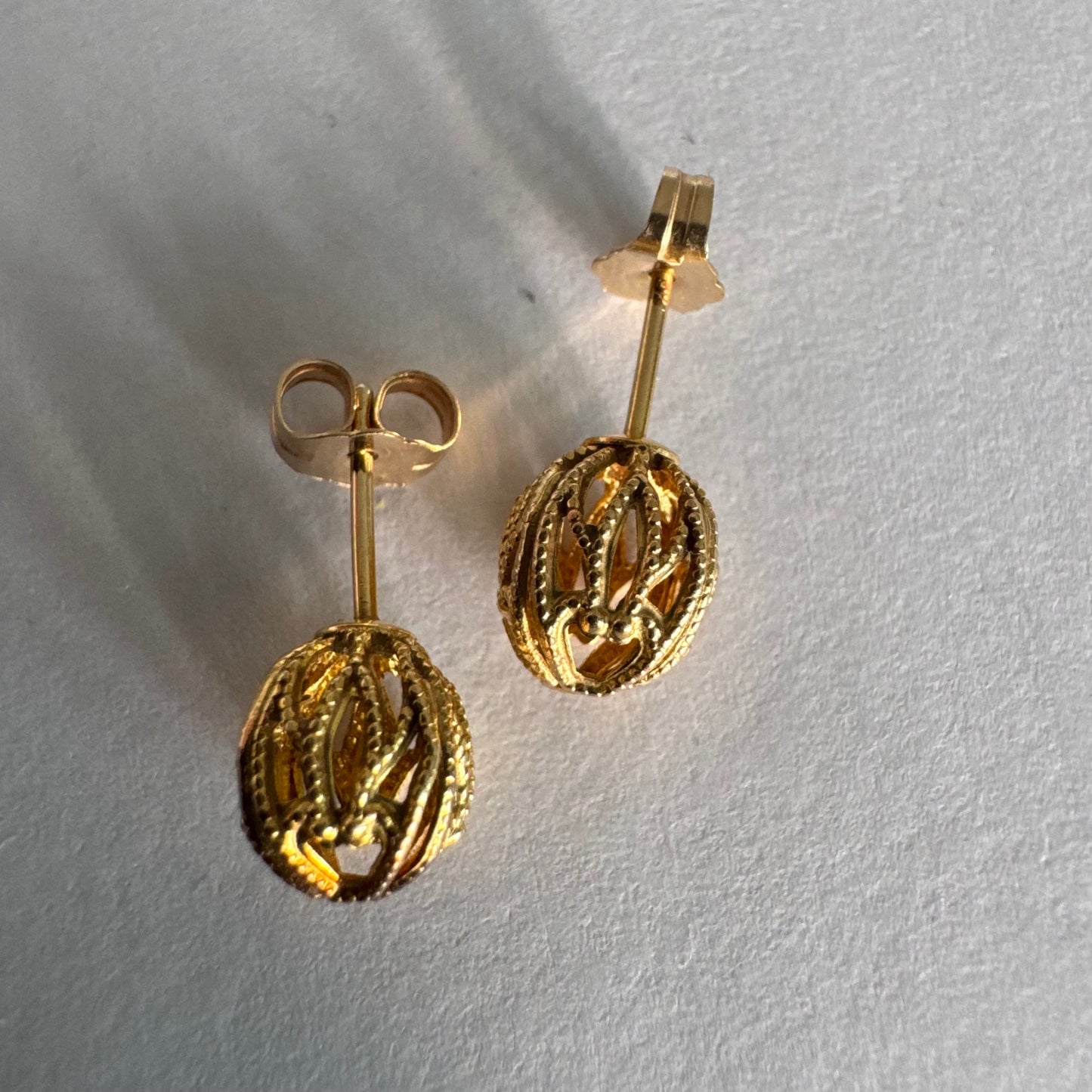 עגילי זהב צהוב 10 קראט בעיצוב פתוח עם עבודת פיליגרן עדינה.