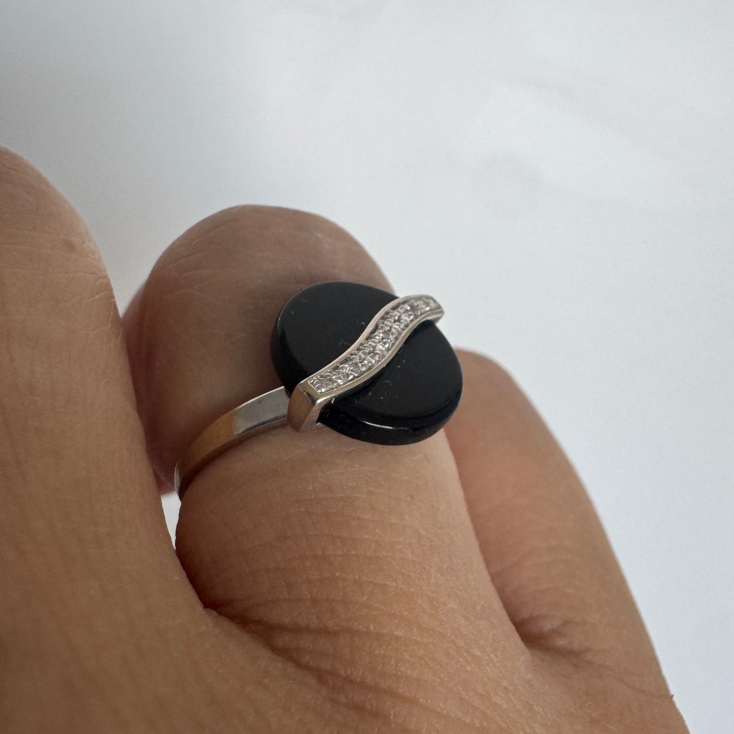 18K gold ring set with a polished round black Onyx