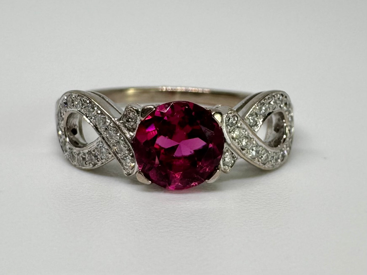 18K gold ring set with Pink Tourmaline & Diamonds