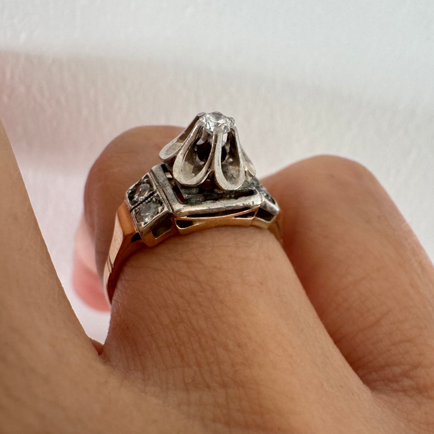 טבעת זהב 14 קראט משובצת יהלומים, בעיצוב פרח פתוח במרכז שמעניק לה מראה מיוחד ורומנטי. 