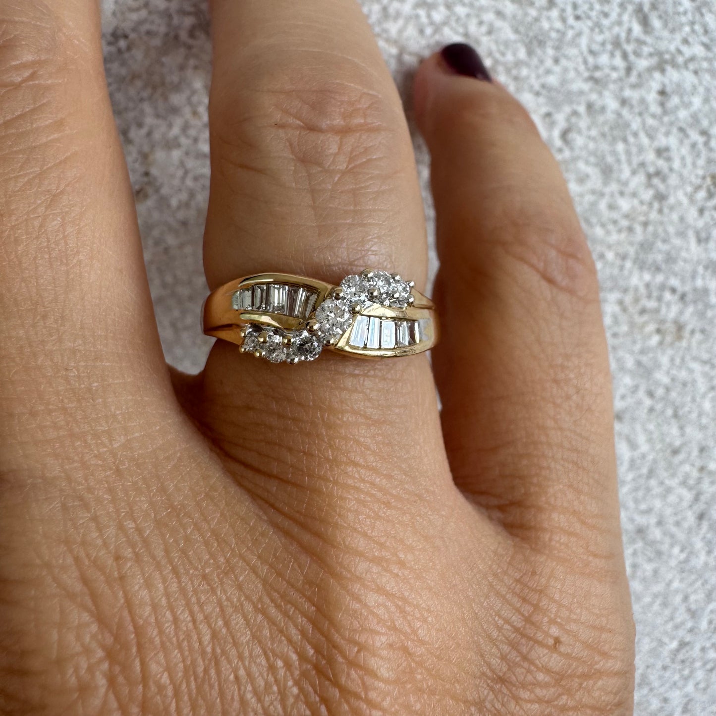 טבעת זהב צהוב 14 קראט משובצת יהלומים בחיתוך באגט ועיגול.