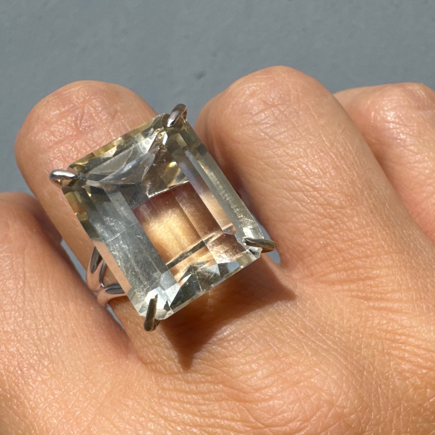 טבעת זהב לבן 18 קראט בעיצוב אלגנטי של H. Stern, משובצת אבן קוורץ גדולה בחיתוך מלבני .