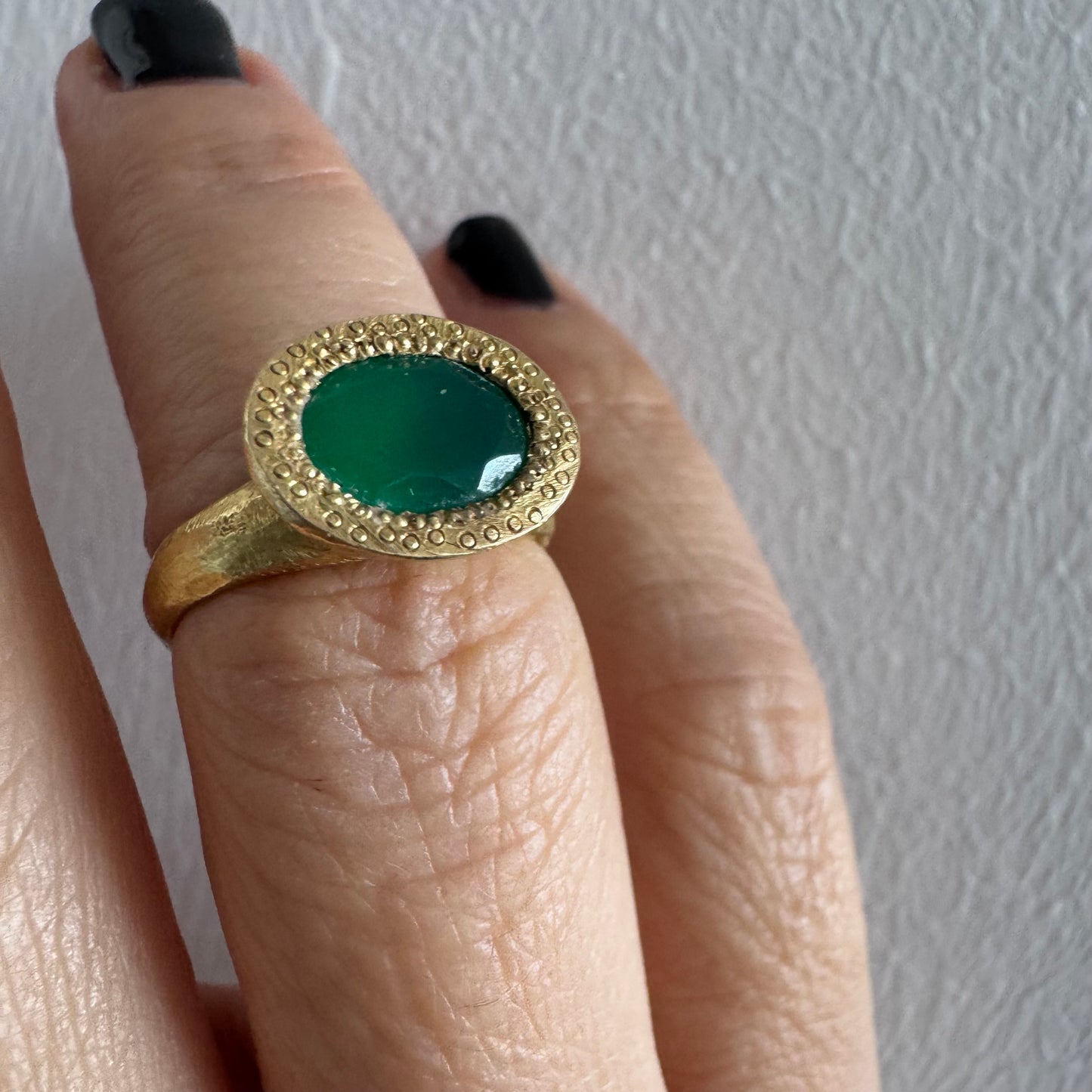 טבעת זהב צהוב 18 קראט משובצת אבן כריסופרס בגוון ירוק עמוק ומהפנט.