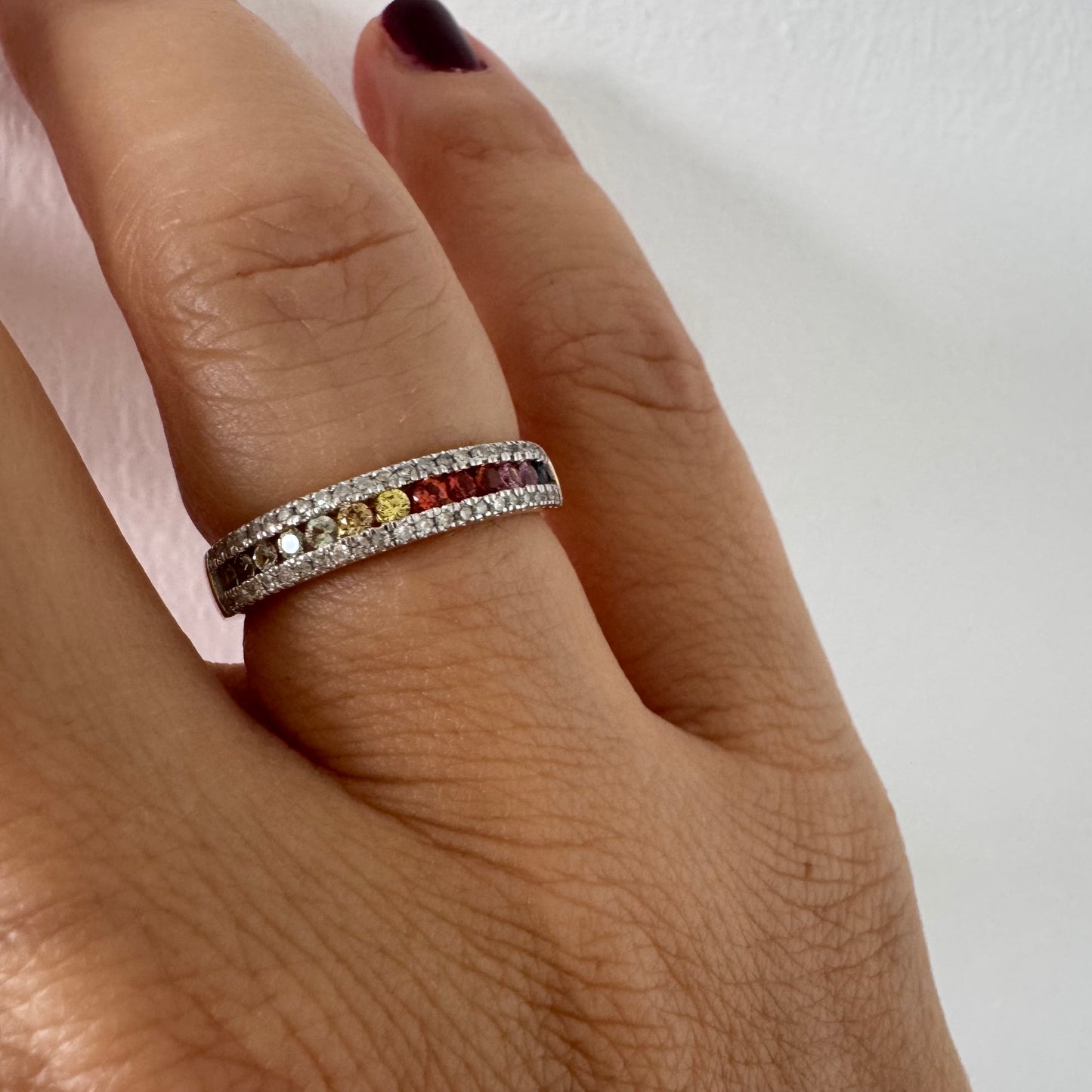 טבעת זהב צהוב 14 קראט משובצת בשורת אבני ספיר צבעוניות ומוקפת יהלומים נוצצים