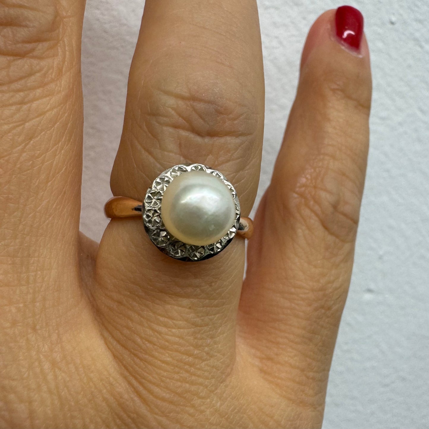 14K gold ring featuring a round center Pearl