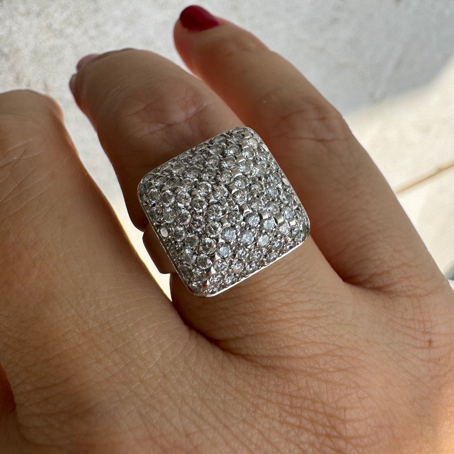 טבעת זהב לבן 18 קראט עם חלק עליון רחב בצורת ריבוע המשובץ כולו ביהלומים מנצנצים, ליצירת מראה יוקרתי ונוצץ.