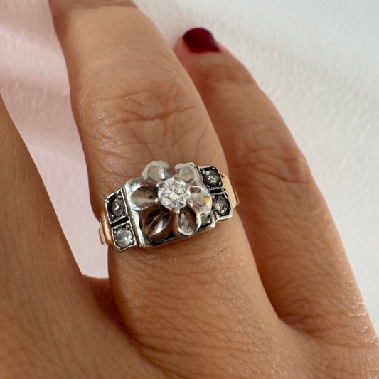 טבעת זהב 14 קראט משובצת יהלומים, בעיצוב פרח פתוח במרכז שמעניק לה מראה מיוחד ורומנטי. 