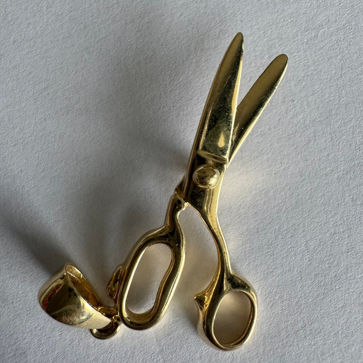 תליון מספריים זהב צהוב 14 קראט בעיצוב מינימליסטי ומלא אופי.