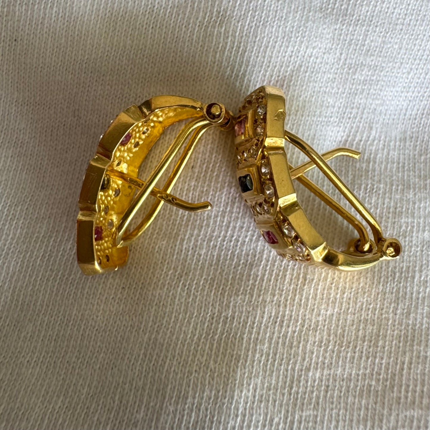 עגילי זהב צהוב 18 קראט משובצים אבני רובי, ספיר ויהלומים בעיצוב גאומטרי עשיר. 