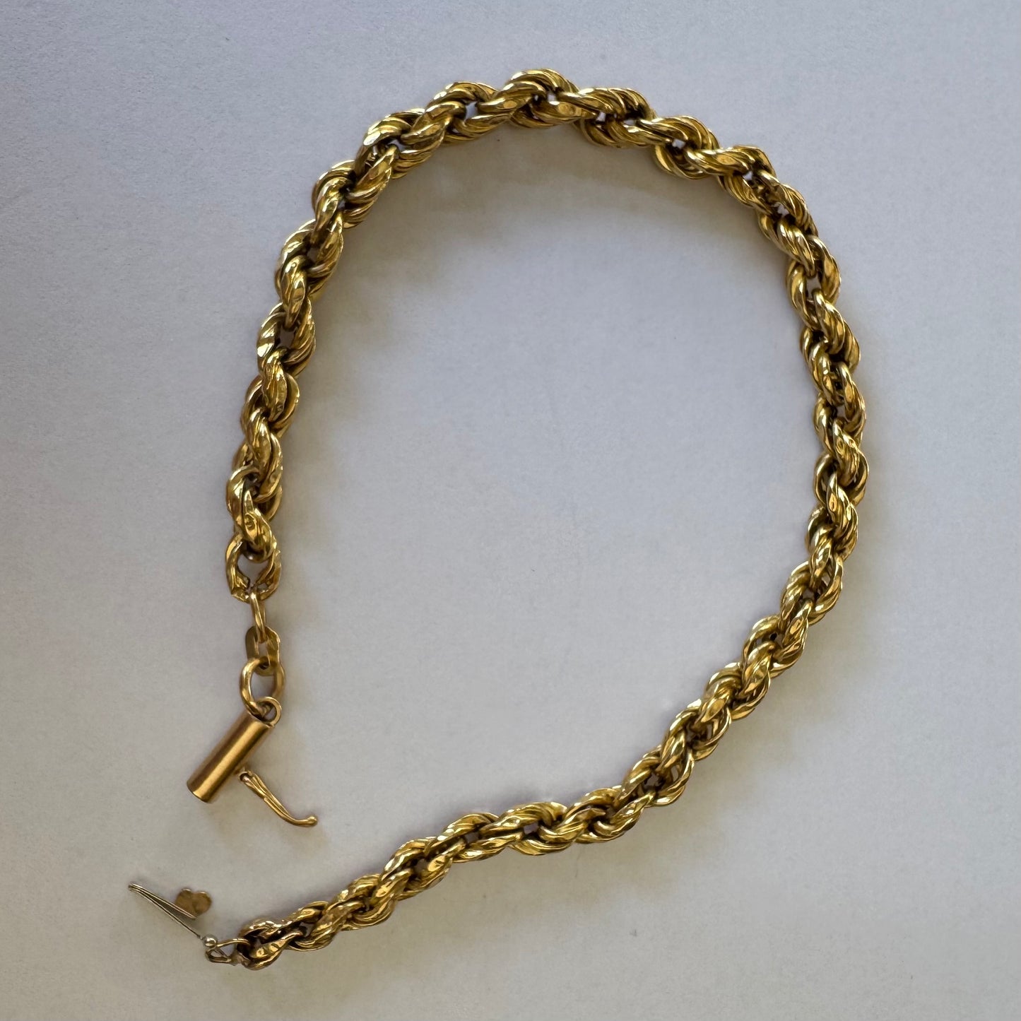 צמיד זהב צהוב 14 קראט בעיצוב שזירה עשיר ומלא נוכחות. 