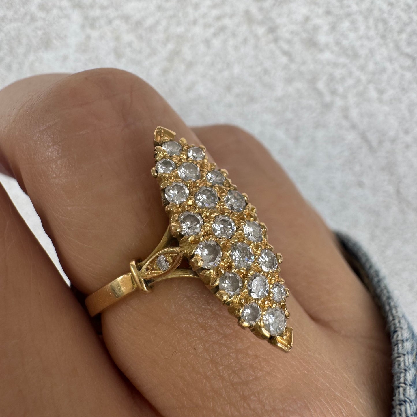 טבעת זהב צהוב 18 קראט בצורת מרקיזה משובצת יהלומים נוצצים