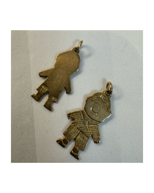 תליון זהב 9 קראט בעיצוב קלאסי ומרגש של דמות ילד. 