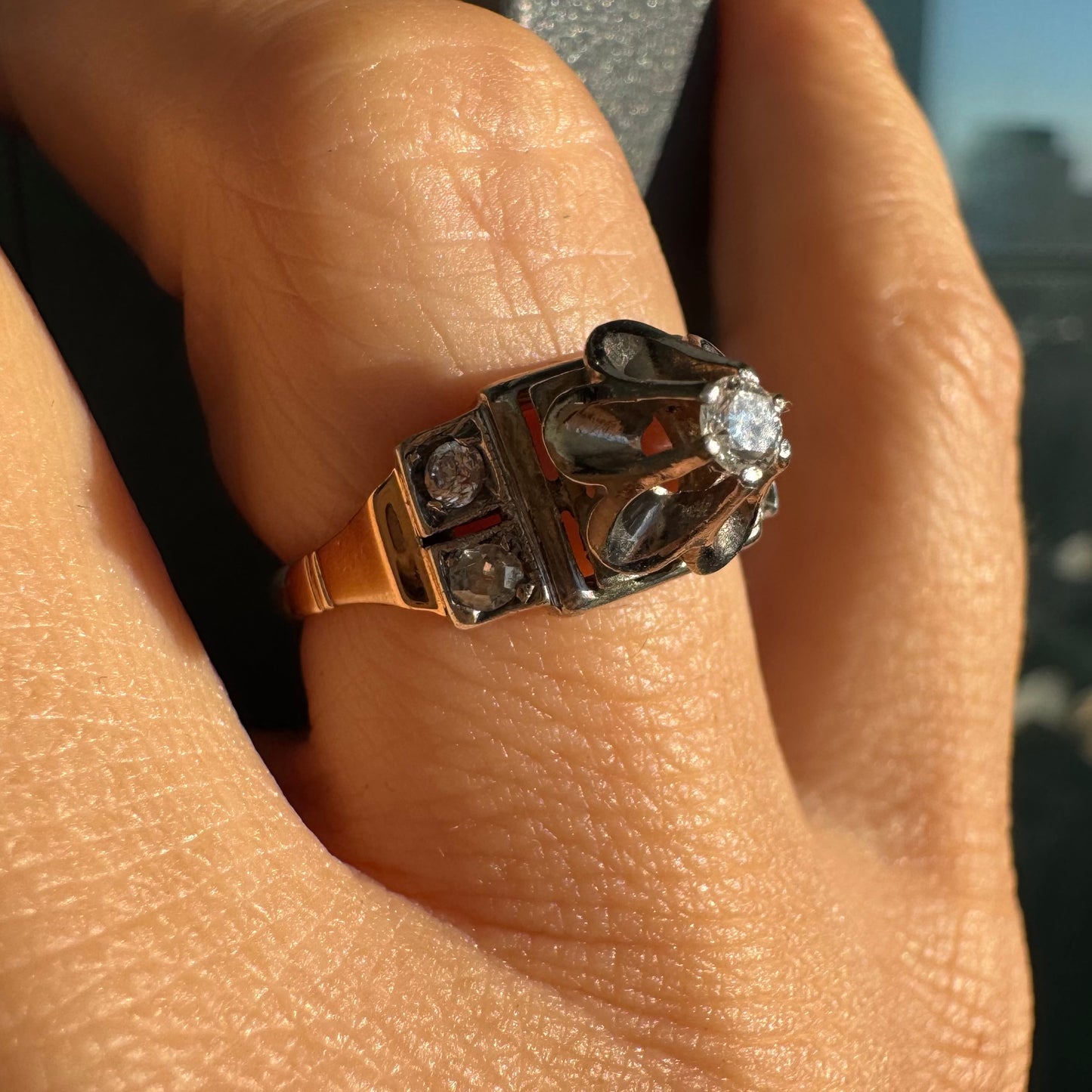 טבעת זהב 14 קראט משובצת יהלומים, בעיצוב פרח פתוח במרכז שמעניק לה מראה מיוחד ורומנטי. 