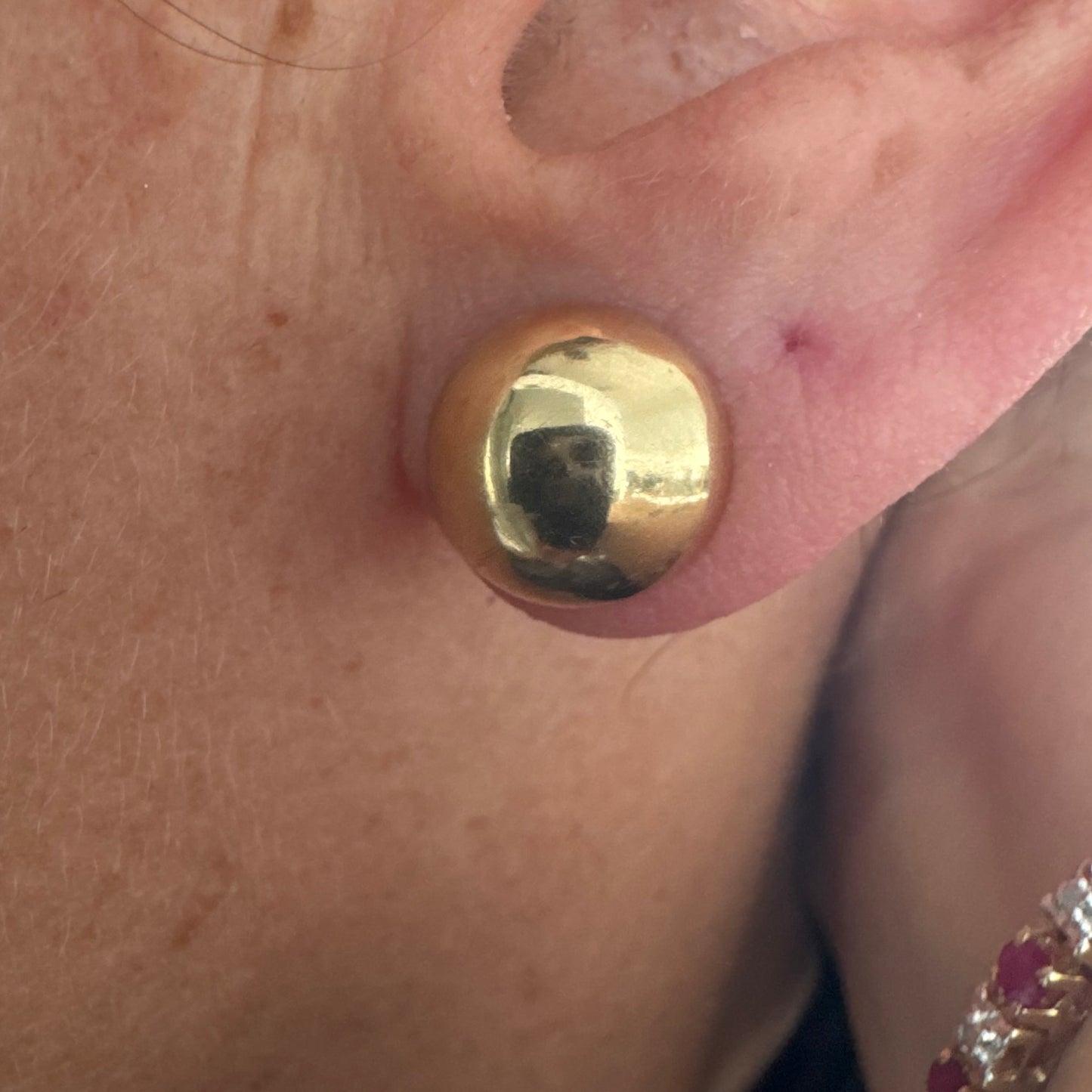 עגילי זהב צהוב 10 קראט צמודים לאוזן בעיצוב כדורי קלאסי.