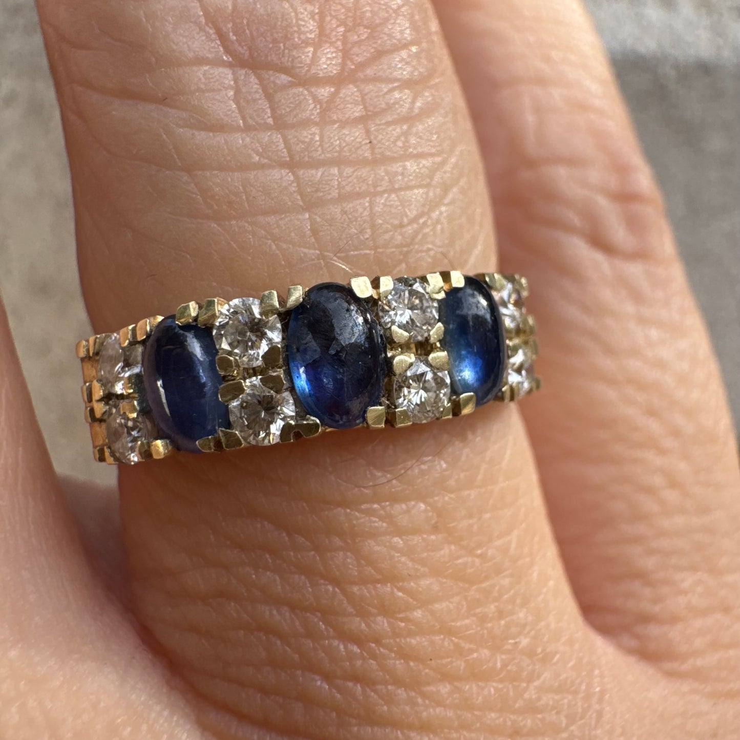 טבעת זהב צהוב 14 קראט משובצת אבני ספיר ויהלומים בשורה אחת