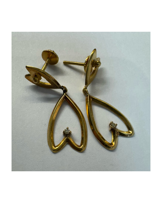 עגילי זהב צהוב 18 קראט בעיצוב עדין ומיוחד בצורת לב, עם יהלום קטן שמוסיף נצנוץ מדויק