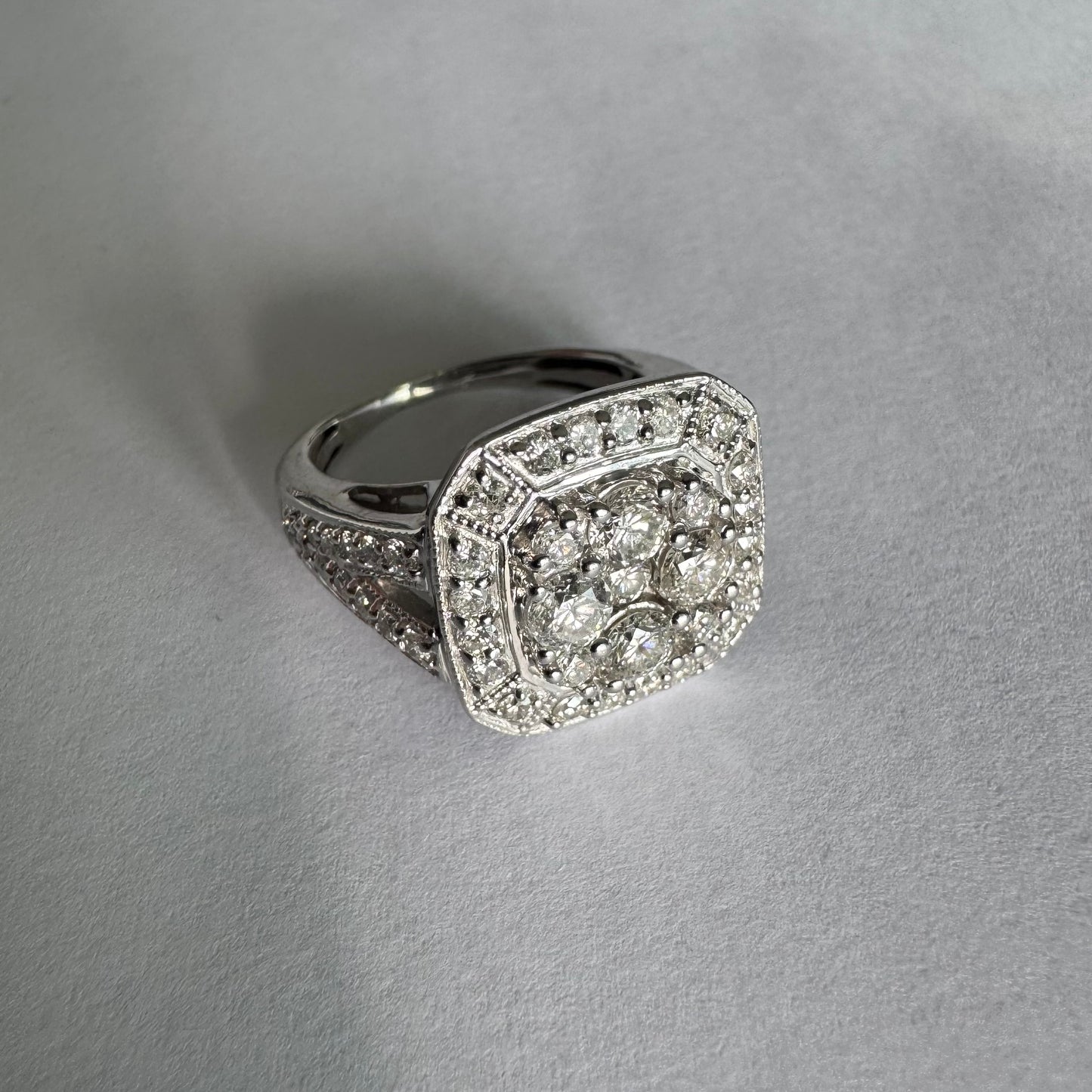 טבעת זהב לבן 18 קראט משובצת יהלומים בעיצוב קלאסטר אוקטגונלי מרשים.