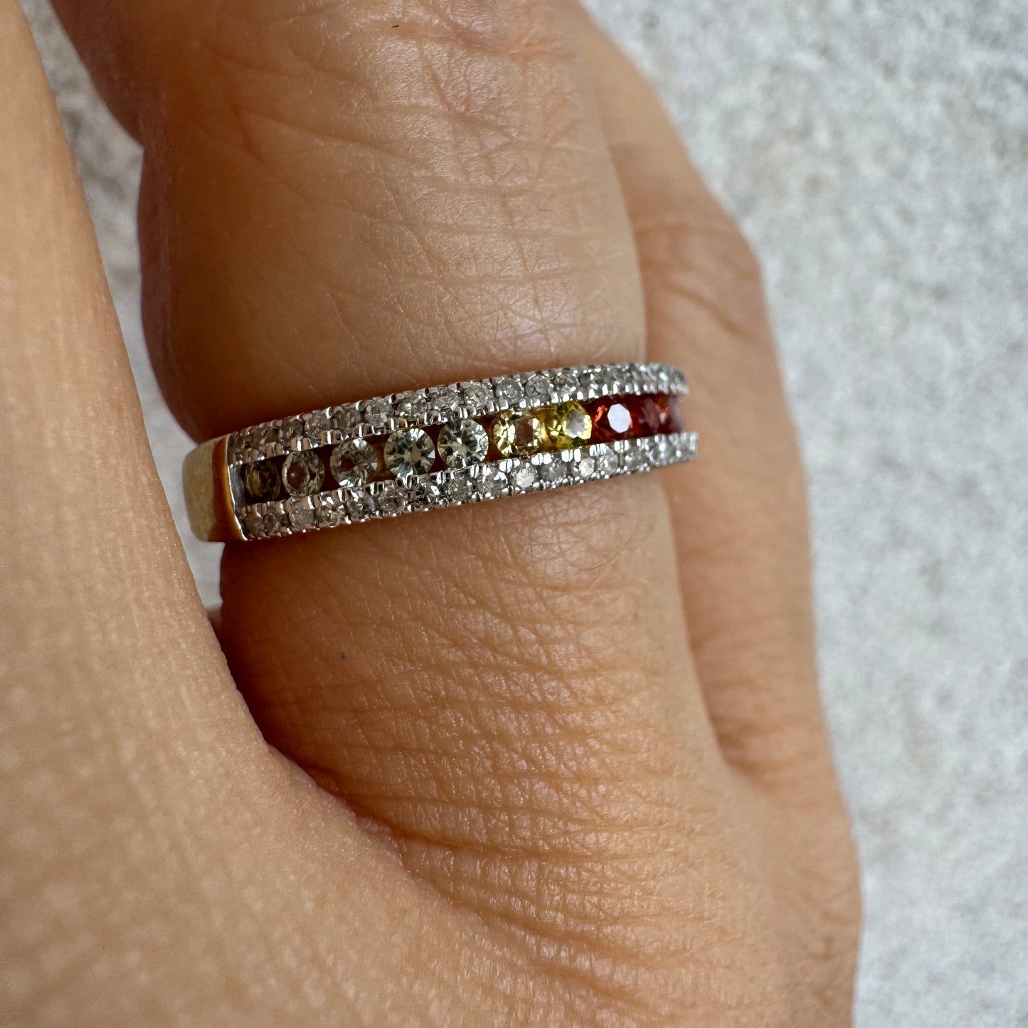 טבעת זהב צהוב 14 קראט משובצת בשורת אבני ספיר צבעוניות ומוקפת יהלומים נוצצים