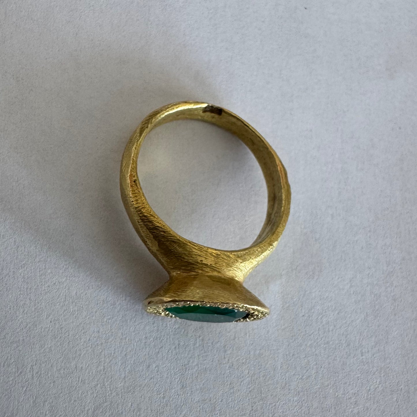 טבעת זהב צהוב 18 קראט משובצת אבן כריסופרס בגוון ירוק עמוק ומהפנט.