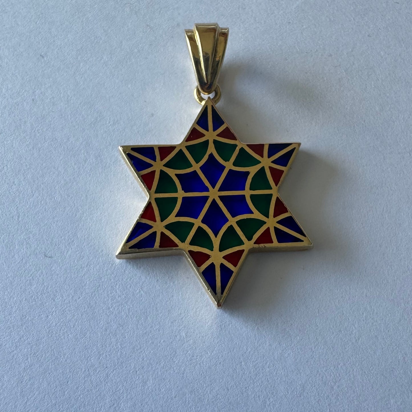 תליון מגן דוד מרהיב מזהב 14 קראט המעוצב בדוגמה גיאומטרית מרשימה בהשראת אמנות פסיפס ויטראז’.