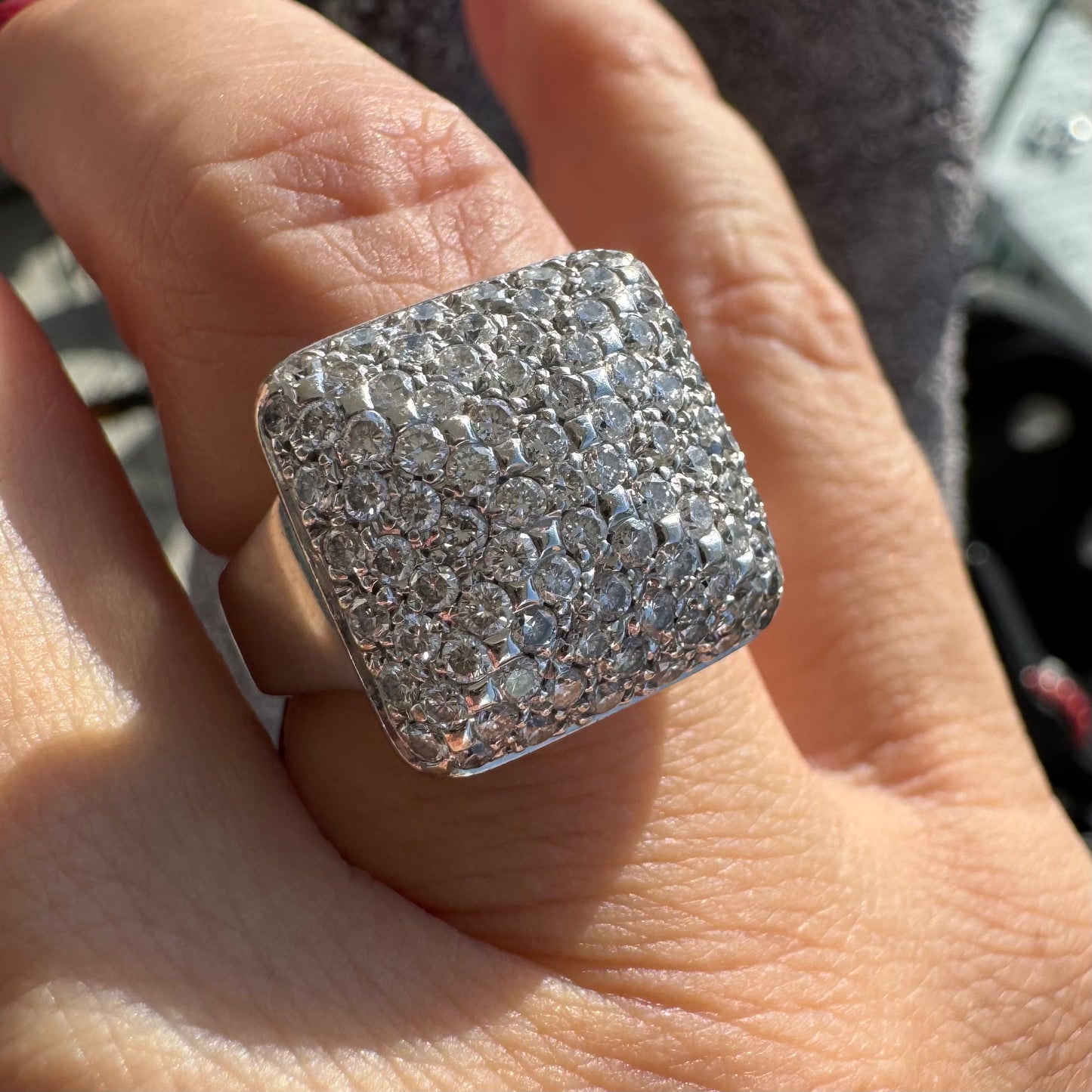 טבעת זהב לבן 18 קראט עם חלק עליון רחב בצורת ריבוע המשובץ כולו ביהלומים מנצנצים, ליצירת מראה יוקרתי ונוצץ.