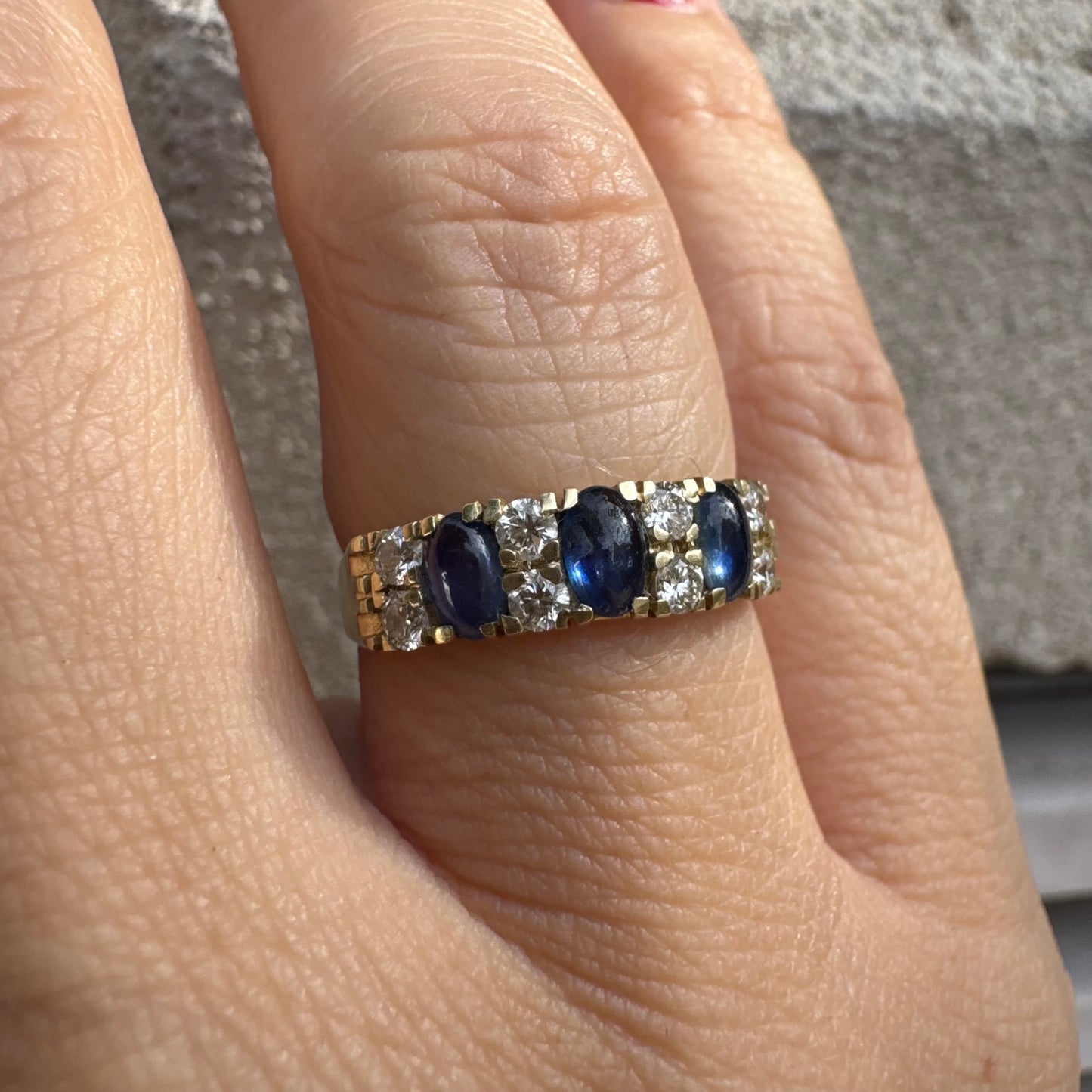 טבעת זהב צהוב 14 קראט משובצת אבני ספיר ויהלומים בשורה אחת