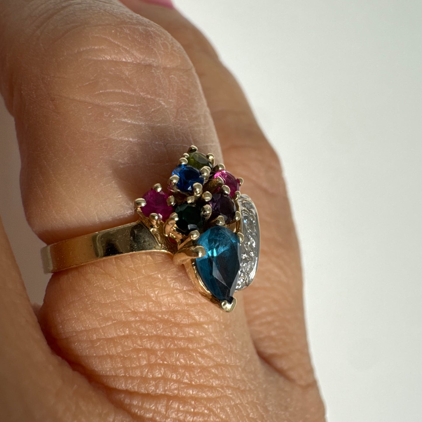 טבעת זהב צהוב 14 קראט משובצת שילוב אבני חן צבעוניות ויהלומים בעיצוב ייחודי.