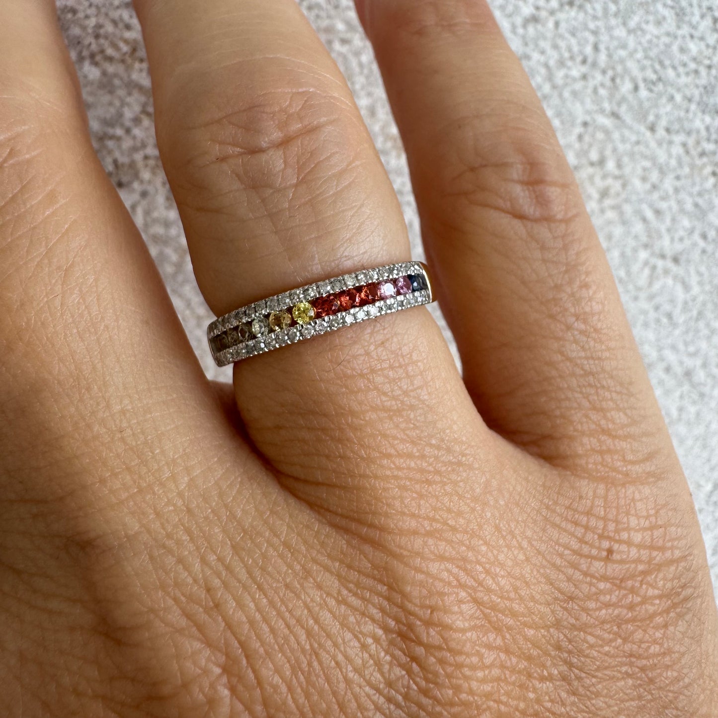 טבעת זהב צהוב 14 קראט משובצת בשורת אבני ספיר צבעוניות ומוקפת יהלומים נוצצים