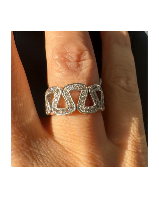 טבעת זהב לבן 18 קראט מעוצבת בחוליות גאומטריות פתוחות, משובצות יהלומים קטנים ומבריקים