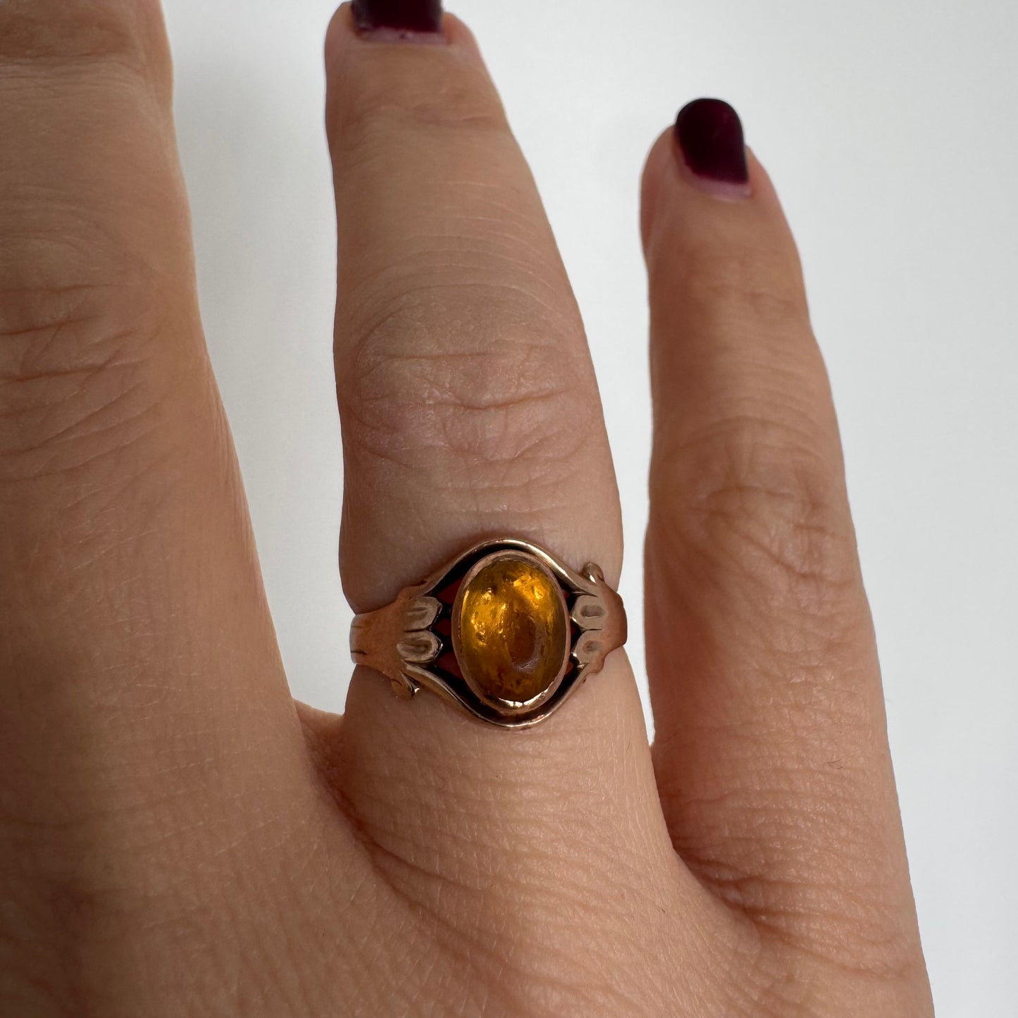 טבעת זהב צהוב 10 קראט משובצת אבן סיטרין בחיתוך קבושון אובלית בגוון דבש עמוק, עם שקיפות טבעית וברק חמים
