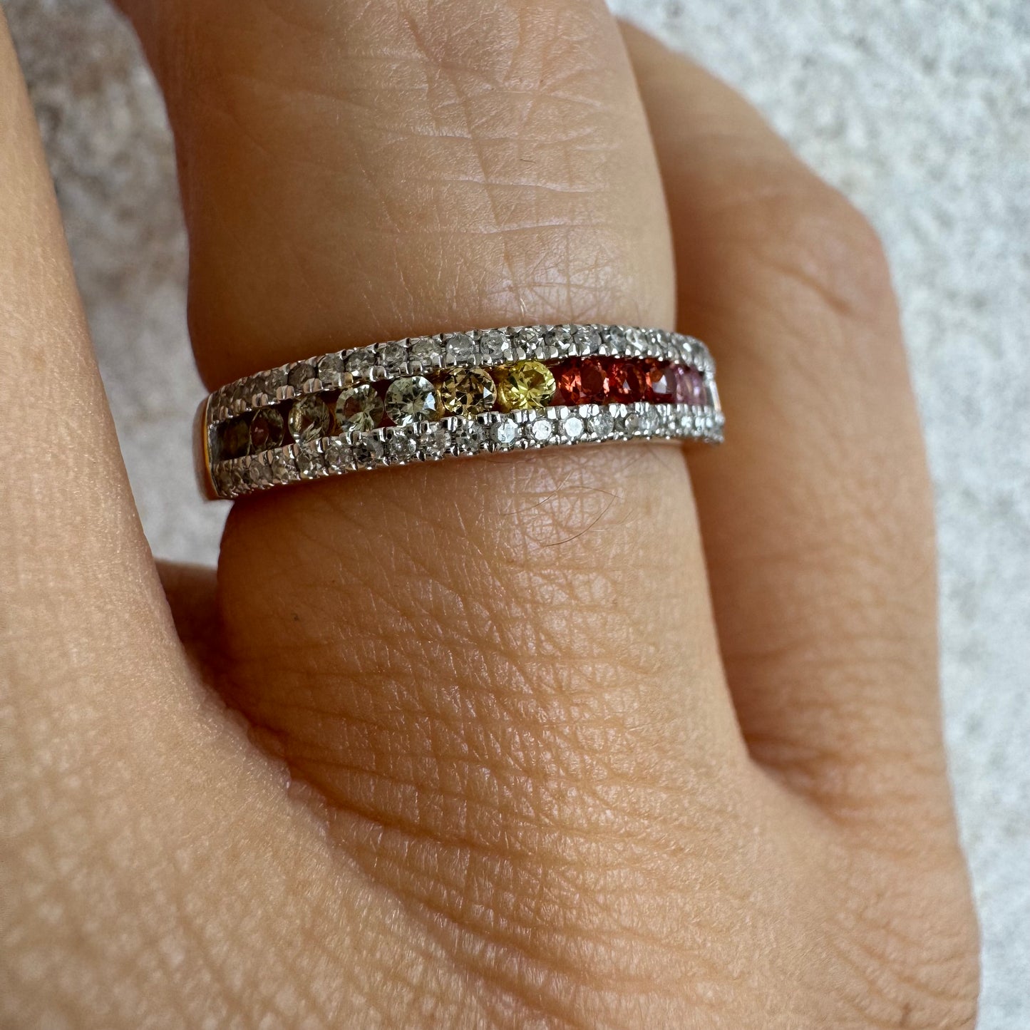 טבעת זהב צהוב 14 קראט משובצת בשורת אבני ספיר צבעוניות ומוקפת יהלומים נוצצים