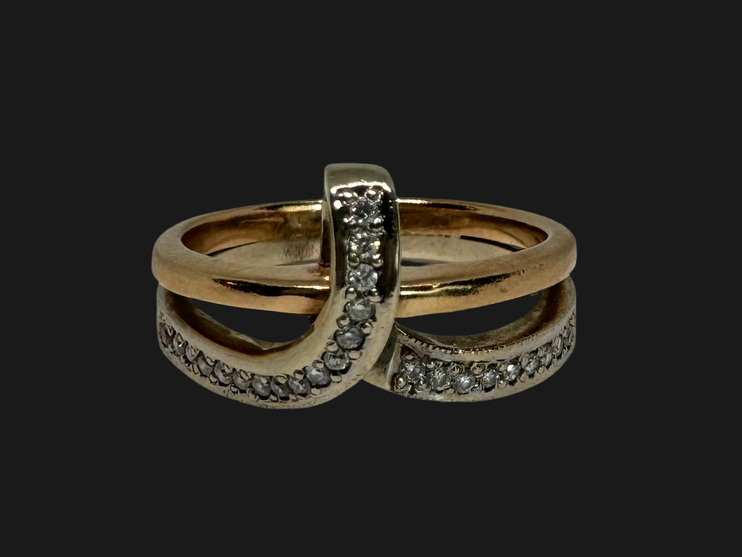 18K gold ring set with Diamonds