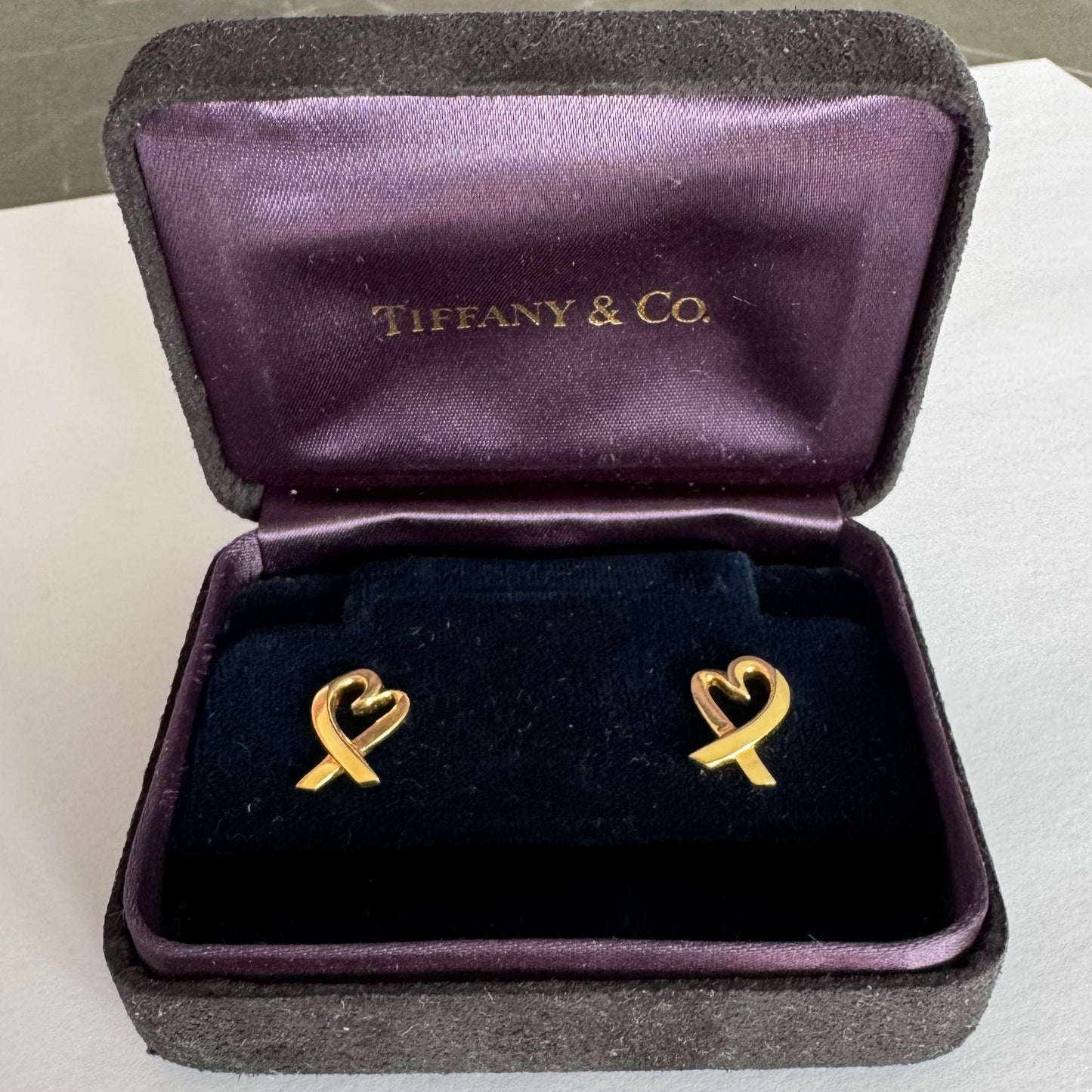 עגילי זהב צהוב 18 קראט, בעיצובה של Paloma Picasso עבור טיפאני אנד קו.