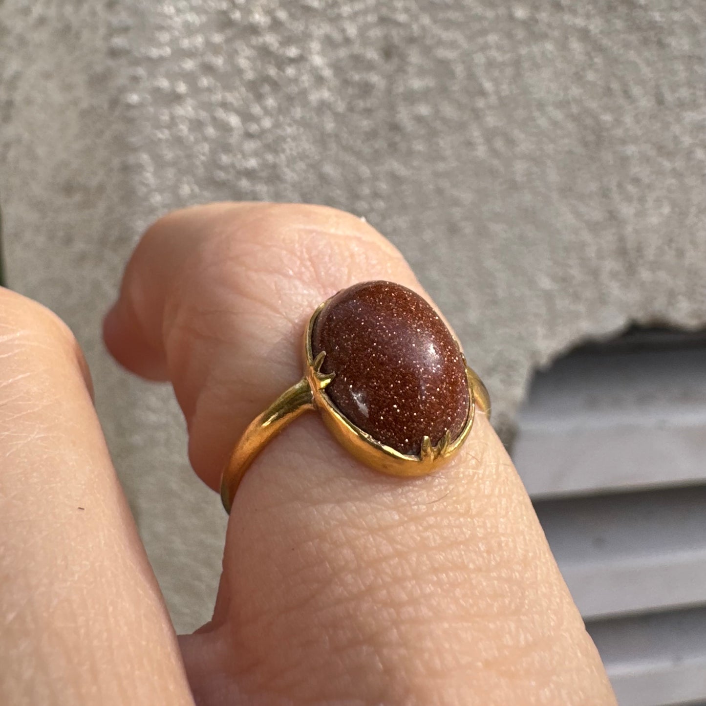 טבעת זהב צהוב 18 קראט משובצת אבן גולדסטון נוצצת.
