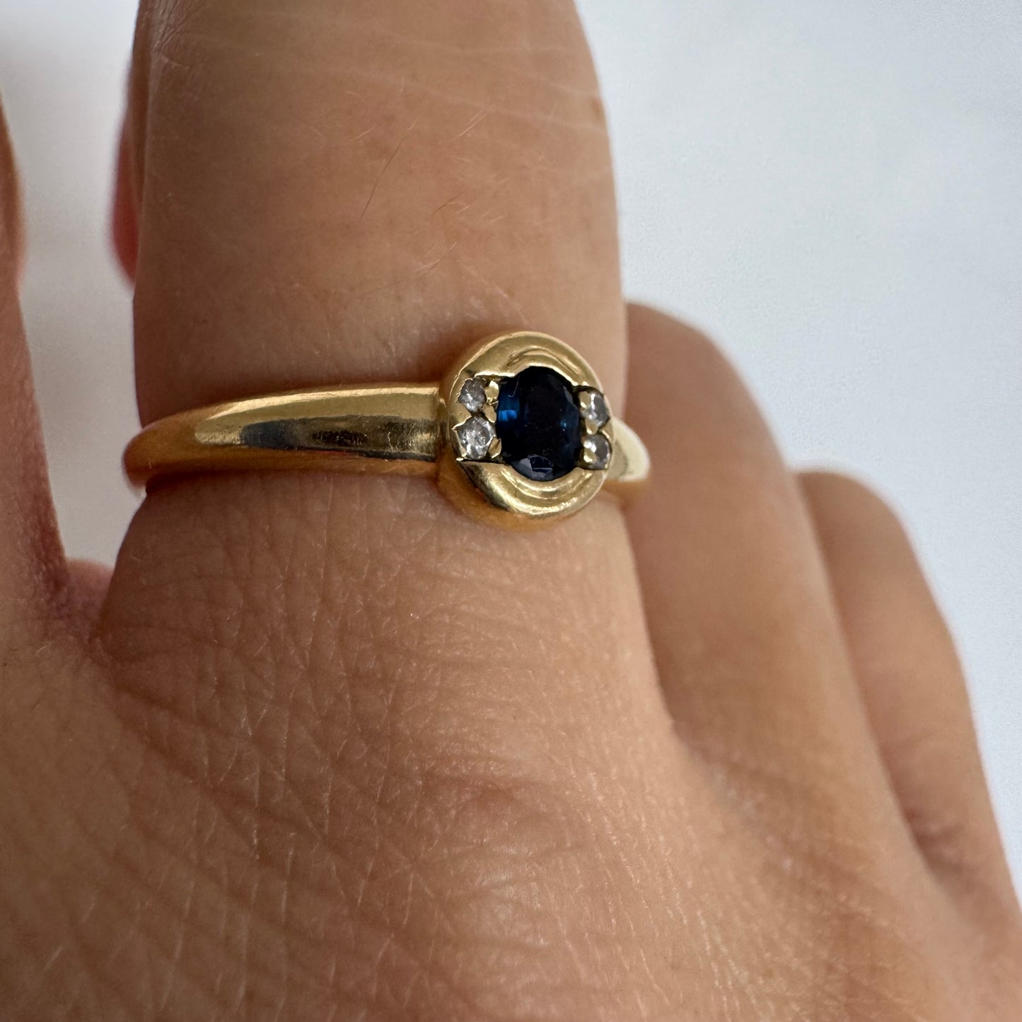 18K gold ring set with a deep blue Sapphire at its center