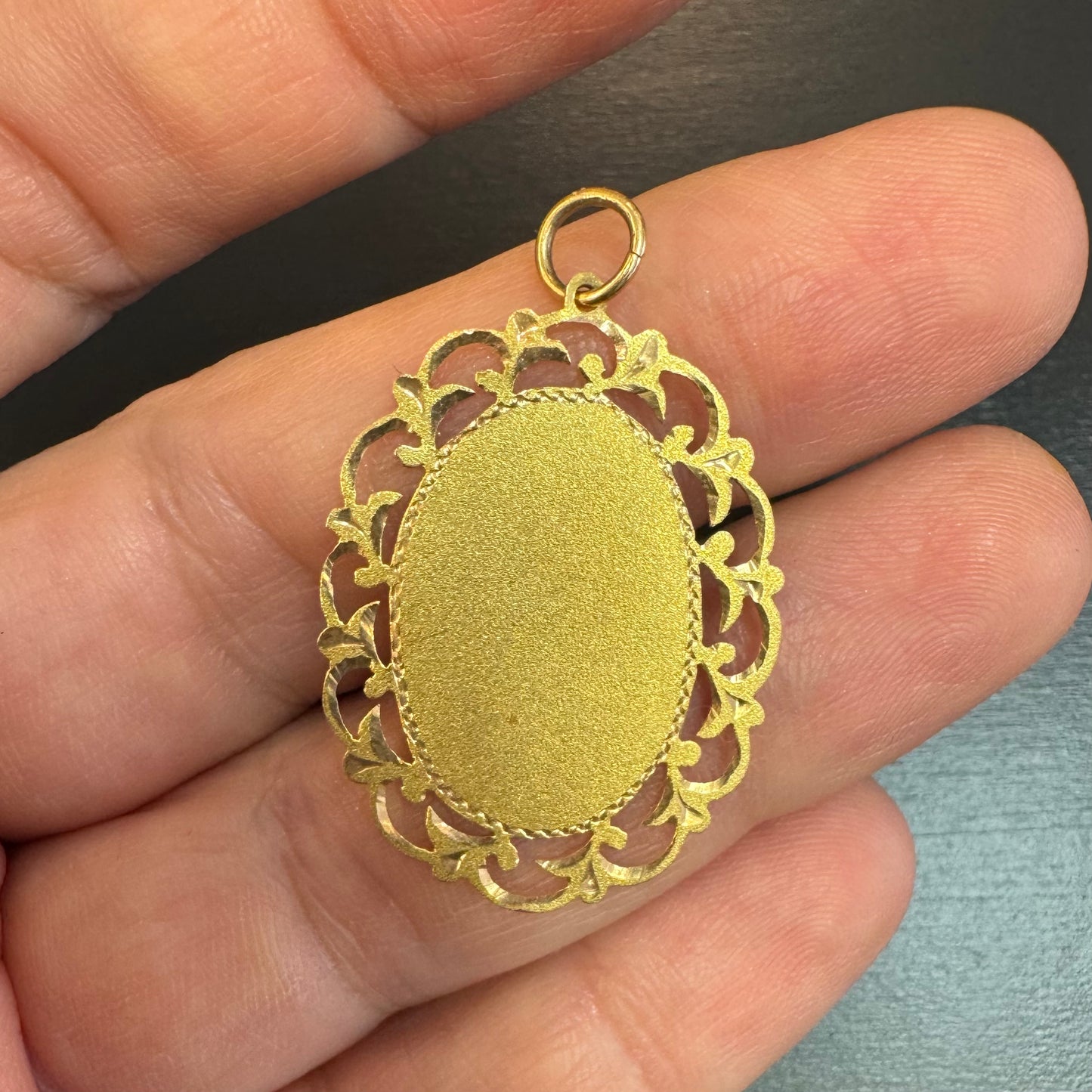 14K gold pendant featuring a luxurious vintage-inspired design.