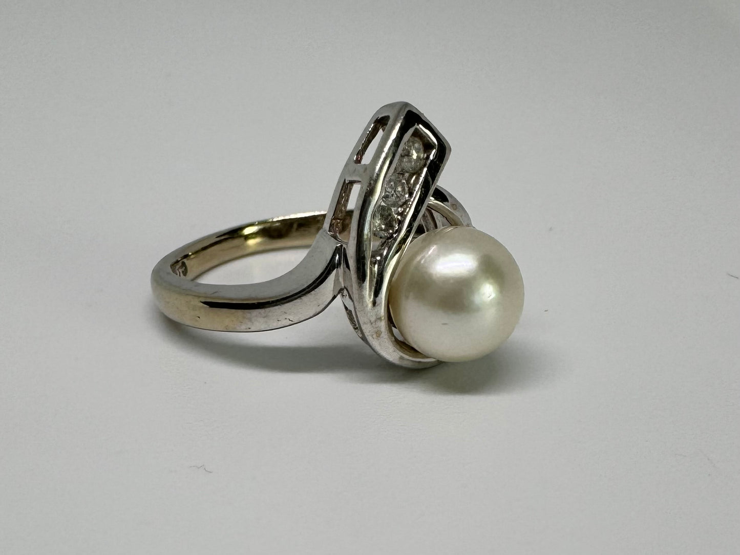 10K gold ring set with Pearl & Diamonds