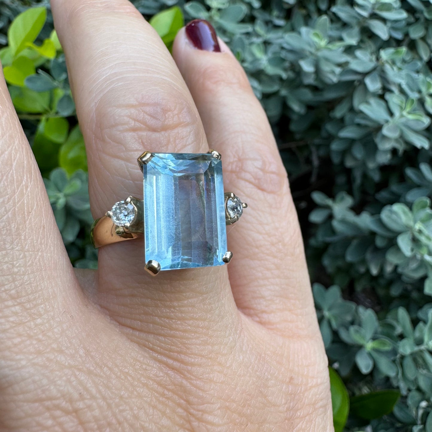 טבעת זהב 18 קראט משובצת אבן אקוומרין בחיתוך מלבני (Emerald Cut), בעלת גוון כחול צלול ומרשים.